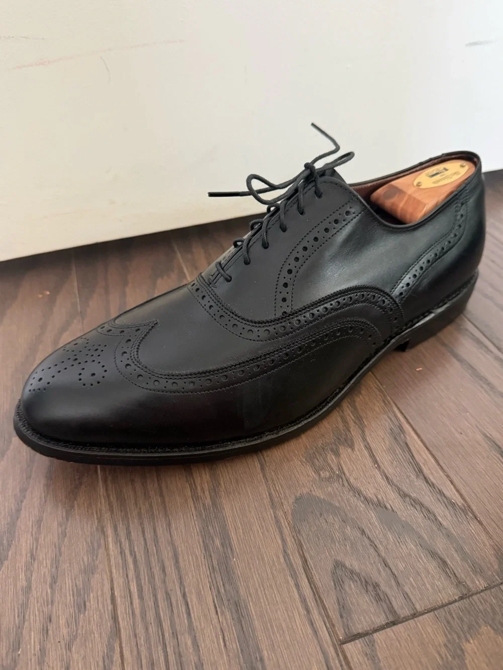 ALLEN EDMONDS Chester Oxford Size 10.5 Shoe trees Included